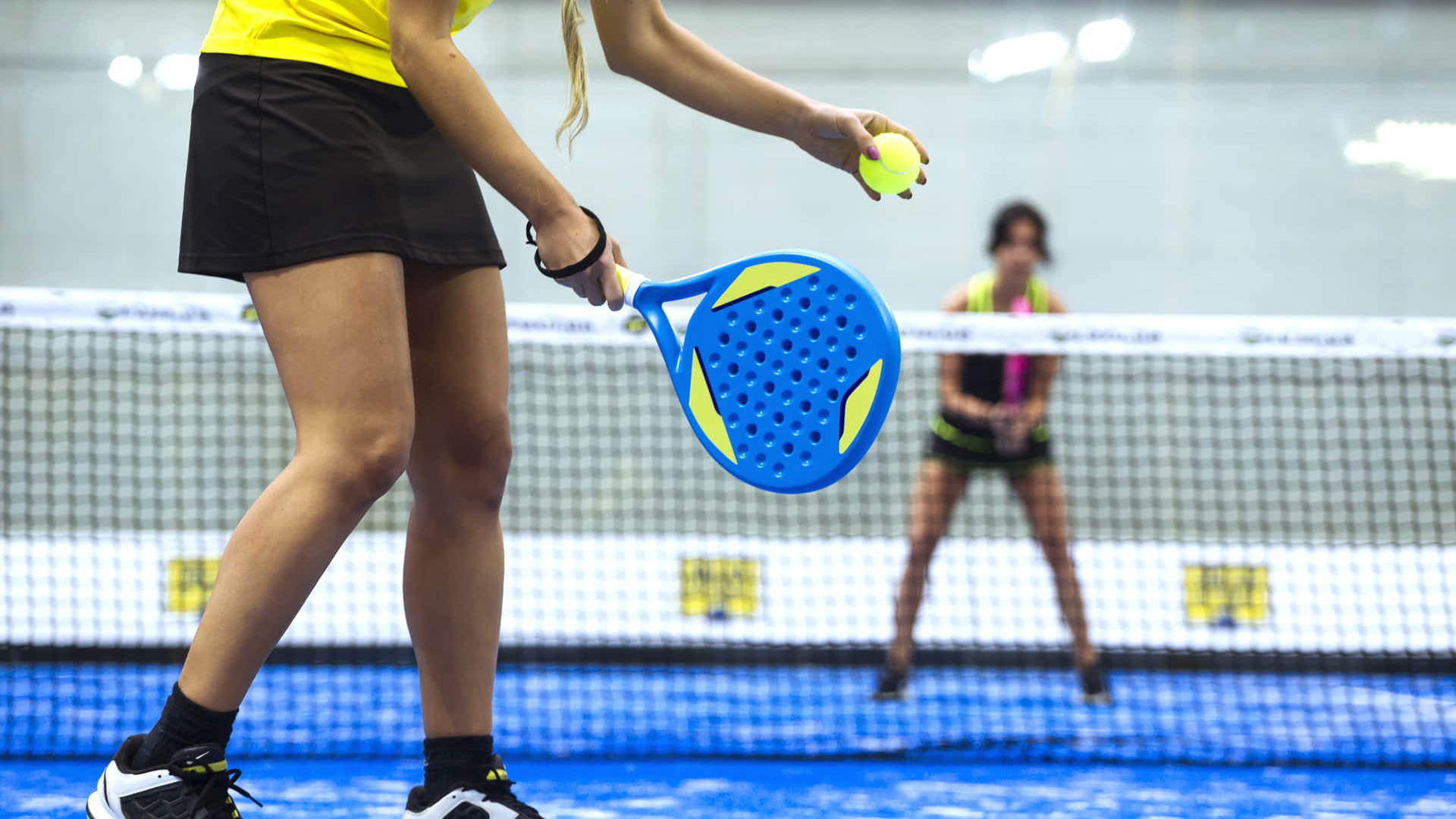 Durante los últimos años el pádel ha experimentado un crecimiento en cuanto a número de jugadores y de clubes a la altura de pocos deportes. La diversión que se experimenta mientras se practica, la facilidad para encontrar a tres personas más que quieran practicarlo y la mejoría rápida si se practica de forma regular hacen una combinación perfecta para que siga aumentando el número de jugadores día a día. Con el aumento de adeptos y practicantes, aumenta el número de lesiones que se producen durante la práctica del pádel, al igual que ocurre en cualquier deporte que requiera de cierta exigencia física y se produzcan gestos de forma repetitiva. En este post vamos a ver las lesiones que se suelen producir con mayor frecuencia en los practicantes de este deporte, como podemos tratarlas y lo que es más importante aún como podemos prevenirlas. Prevalencia de lesión en pádel Al ser el pádel un deporte relativamente nuevo, la ciencia y los estudios científicos llevan poco tiempo centrándose en él. Aun así, en este estudio llevado a cabo en 2016, se observó que el porcentaje de lesiones en las diferentes partes del cuerpo fue la siguiente: · Miembros inferiores (41,57 %) · Miembros superiores (34,94 %) · Tronco (13,25 %) · Cabeza y cuello (10,24 %) El total de lesiones que se registraron en el estudio fueron 515 en un total de 478 jugadores. Si nos centramos en articulaciones, este mismo estudio nos dice que el codo fue la que más lesiones registró (20,48 %), por delante del pie (11,45 %) y la rodilla (10,84 %). Con respecto al tipo de tejido que se ve afectado, en este mismo estudio se observaron los siguientes datos en este orden: 1. Tendón (40,40 %) 2. Músculo (30,70 %) 3. Articulaciones y ligamentos (17,50 %) 4. Otros (10,20 %) 5. Hueso (1,20 %) Por otro lado, no se observaron lesiones en la piel dentro de las 515 lesiones que se registraron. Lógicamente, este estudio tiene sus limitaciones en cuanto al tiempo que se estuvieron estudiando las lesiones (12 meses) y en cuanto al número de jugadores que se estudiaron (478), pero nos da una idea bastante fiel en relación con las lesiones que se producen en pádel. Otro estudio publicado en 2019 realizó una diferenciación en cuanto a género, edad y nivel o categoría de juego. Los resultados que obtuvieron fueron los siguientes: Resultado según el género: No se encontraron diferencias en cuanto a la cantidad de lesiones entre hombre y mujeres, pero si en cuanto a la localización de las mismas. Los hombres sufrieron mayor número de lesiones en el tronco y las mujeres en miembros superiores. Resultados según edad: Los jugadores sufren mayor número de lesiones, siendo menores de 35 años, aunque no hay una diferencia significativa entre ambos grupos. Si se observaron diferencias en cuanto al tipo de lesión. Los menores de 35 sufren mayor número de lesiones tendinosas, mientras que los mayores de 35 sufren más lesiones musculares. Resultados según nivel o categoría: Le observó en el estudio que los jugadores de menor nivel son los que sufren mayor número de lesiones, siendo estas de tipo tendinoso y ligamentoso. Probablemente, esto se deba a una mala técnica y a una mala preparación física, siendo los jugadores de menor nivel los que menos desarrollado tienen estas dos facetas del juego. Lesiones específicas más comunes en pádel Una vez que hemos hablado de forma genérica sobre los grupos de lesiones y la influencia que tienen la edad, el género y el nivel de juego en ellas, vamos a desgranar las lesiones específicas que se producen en el pádel, así como los principales tratamientos que se pueden llevar a cabo en cada una de ellas. Tendinopatía de supraespinoso Consiste en la desnaturalización del tendón del músculo supraespinoso, ya sea por sobreuso, rozamiento, mala activación muscular u otras causas. Suele producirse en actividades deportivas donde se realicen gestos por encima de la cabeza como son lanzamientos o golpeos, como es el caso del pádel. Como principales tratamientos se pueden citar los siguientes: o Terapia manual. o Ejercicio. o Ondas de choque. o Electrolisis percutánea terapéutica (EPTE). o Neuromodulación. o Diatermia. Epicondilitis o codo de tenista Al igual que la patología citada anteriormente, se produce por un sobreuso en el que se supera la carga que es capaz de soportar el tendón. El paciente manifestará dolor en la parte externa del codo al realizar los gestos deportivos, sobre todo al inicio de los mismos. Os dejamos un enlace a un artículo sobre tratamiento de la epincondiitis realizado en este mismo blog. Roturas musculares Las roturas musculares o fibrilares son desgarros del músculo producidos normalmente en situaciones en las que este se elonga y se sobrepasa la fuerza que este es capaz de soportar. En el caso del pádel, estas suelen producirse en miembros inferiores, porque son las piernas las que se someten a mayores esfuerzos durante la práctica deportiva. Si quieres saber más sobre las roturas musculares, os dejamos un post en las que hablamos en profundidad sobre ellas y en cómo tratarlas. Esguinces Los esguinces, tanto de tobillo como de rodilla, son lesiones comunes en pádel. Se producen por distensiones en alguno o varios de los ligamentos que protegen y dan estabilidad a estas articulaciones, siendo en situaciones en las que se pierde la capacidad de mantener la articulación dentro de sus rangos normales de movimiento. Al igual que las dos últimas patologías, os dejamos un post en el que hablamos sobre los esguinces de tobillo, siendo el tratamiento para los esguinces de rodilla muy similar. Prevención de lesiones en el pádel Si has estado atento a lo largo de la lectura de este artículo, podrás haber llegado a la conclusión de cuáles van a ser las claves de la prevención de las lesiones que se producen en el pádel, aun así, os la dejamos a continuación: Lleva a cabo una buena preparación física. Una musculatura preparada de forma específica para el pádel es más difícil que se lesione. Perfecciona la técnica para evitar gestos lesivos, ya que vas a repetirlos una y otra vez durante los entrenamientos o partidos. Evita la fatiga o sobreentrenamiento. Entrenar por encima de nuestras posibilidades puede hacer que el cuerpo no trabaje de forma eficaz, refiriéndonos tanto a musculatura como articulaciones. Visita al fisio de forma regular. Realizar una descarga o chequeo de forma ocasional puede evitar la fatiga y por ende las lesiones. Correcta alimentación e hidratación. Está demostrado que llevar a cabo una buena alimentación e hidratación va a evitar muchas lesiones haciendo que el cuerpo funcione de forma eficiente. Si tienes dudas en cuanto a cualquiera de las patologías citadas anteriormente o has sufrido alguna lesión jugando al pádel y necesitas recupérate, no dudes en ponerte en contacto con nuestro centro de fisioterapia en Málaga para iniciar tu proceso de recuperación.