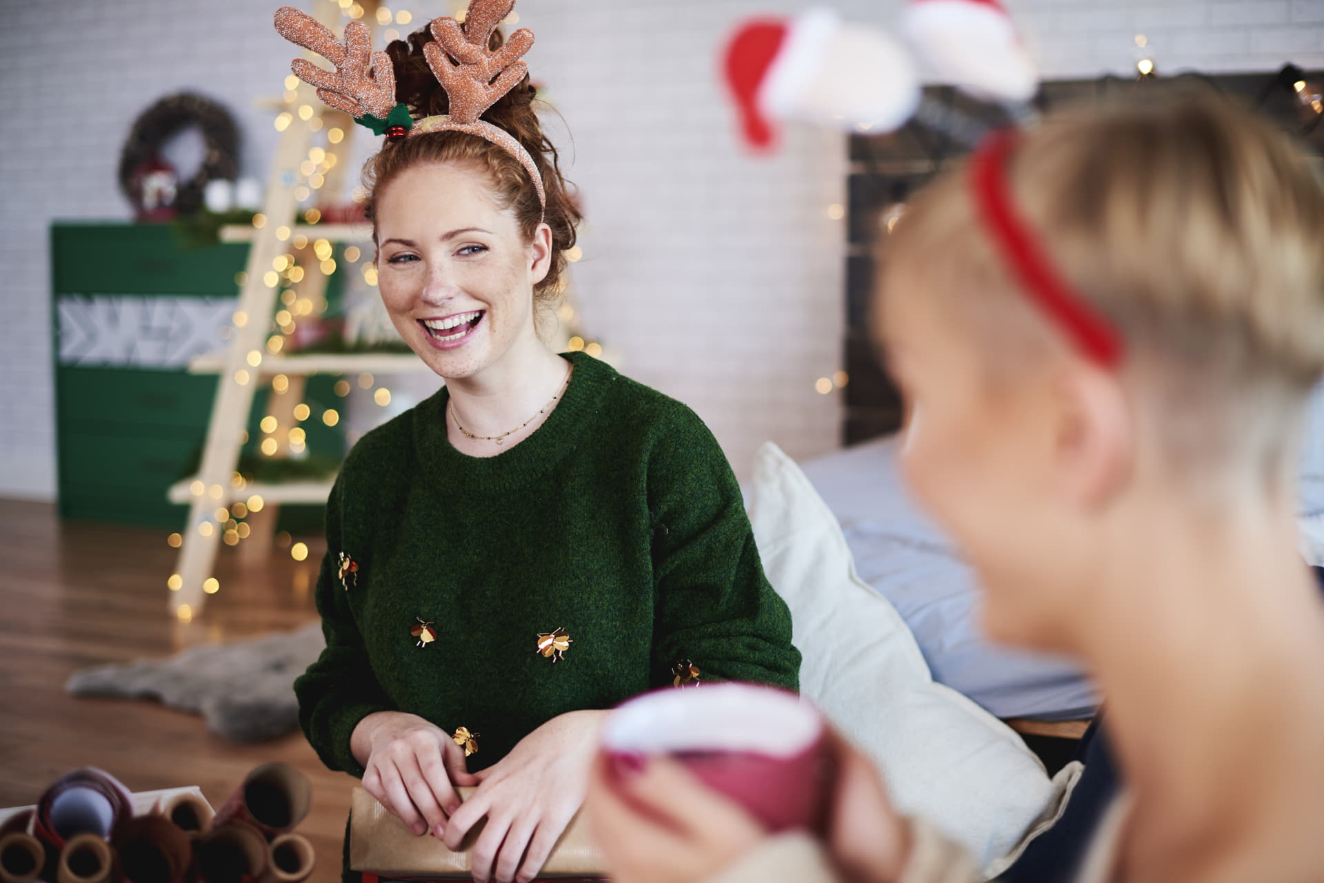 Chicas charlando y compartiendo consejos de salud en navidad